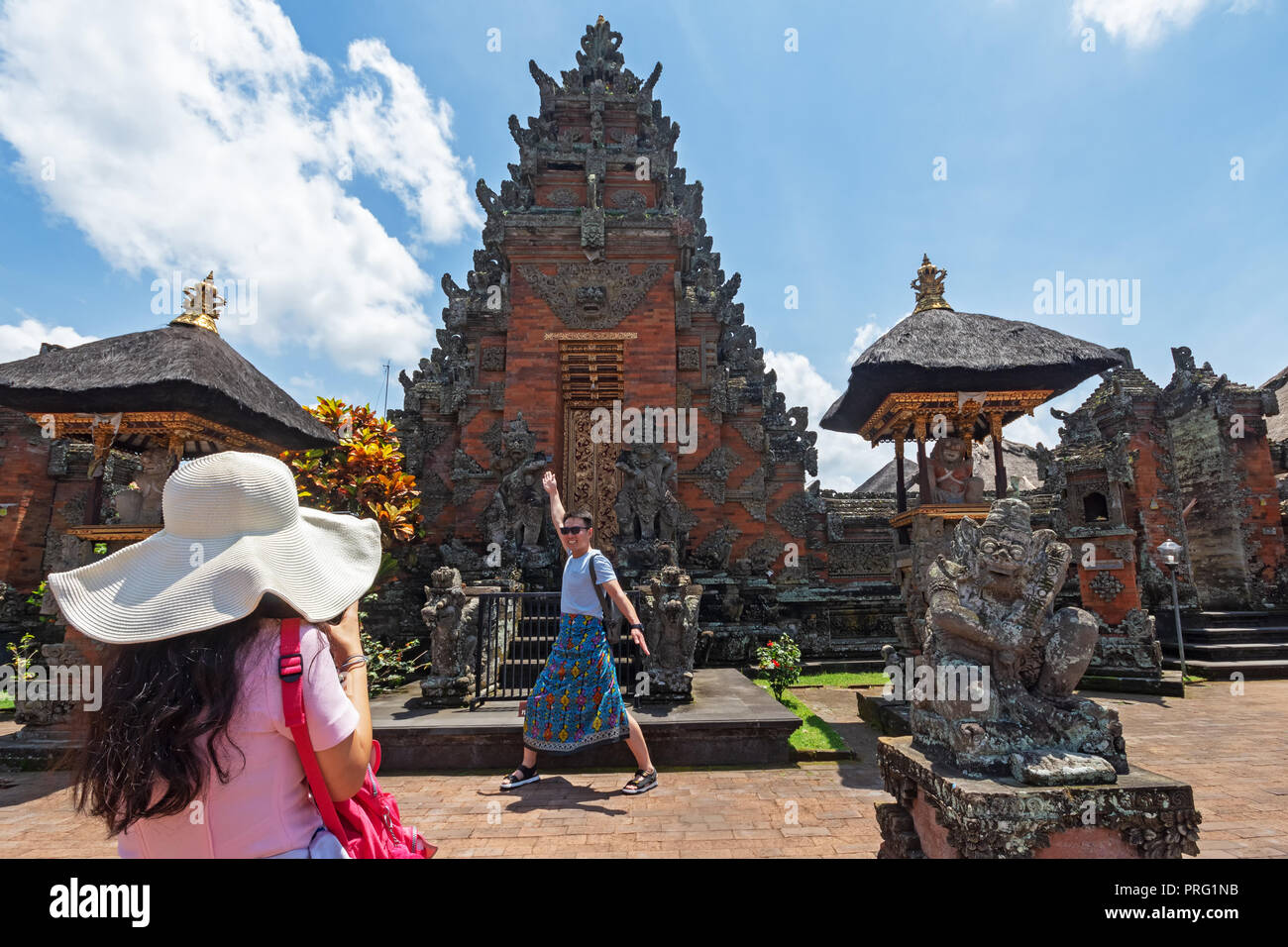 Bali, Indonesien - 15. September 2018: Tourist, Foto bei Puseh Tempel, Batuan Dorf. Es ist eine Balinesische Tempel mit interessanten Stein Stockfoto