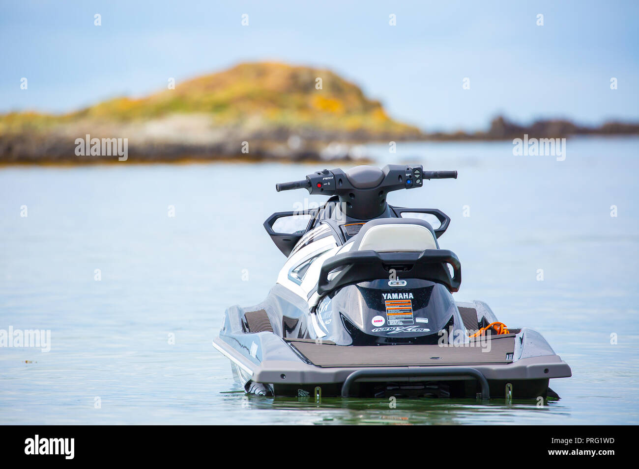 Nahaufnahme von Nanoxcel Yamaha Jet-Skibike isoliert im Meerwasser, britische Küste ohne Fahrer, Sommersonne. Jet-Skiing in Großbritannien, extremer Wassersport Stockfoto