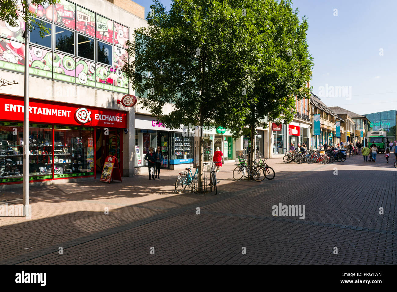 Blick hinunter Fitzroy Street in Richtung Grafton Centre Einkaufszentrum mit Geschäften und Fußgänger an einem sonnigen Tag Sommer, Cambridge, Großbritannien Stockfoto