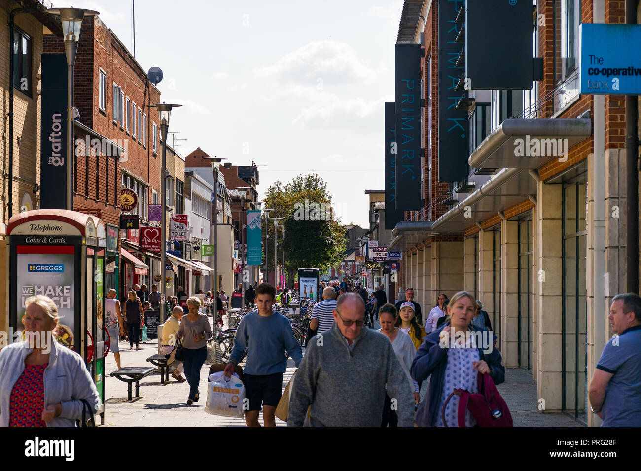 Blick entlang Burleigh Straße mit Käufern zu Fuß entlang der Bürgersteig, Primark und der Mittellinie der Grafton Street, Cambridge, Großbritannien Stockfoto