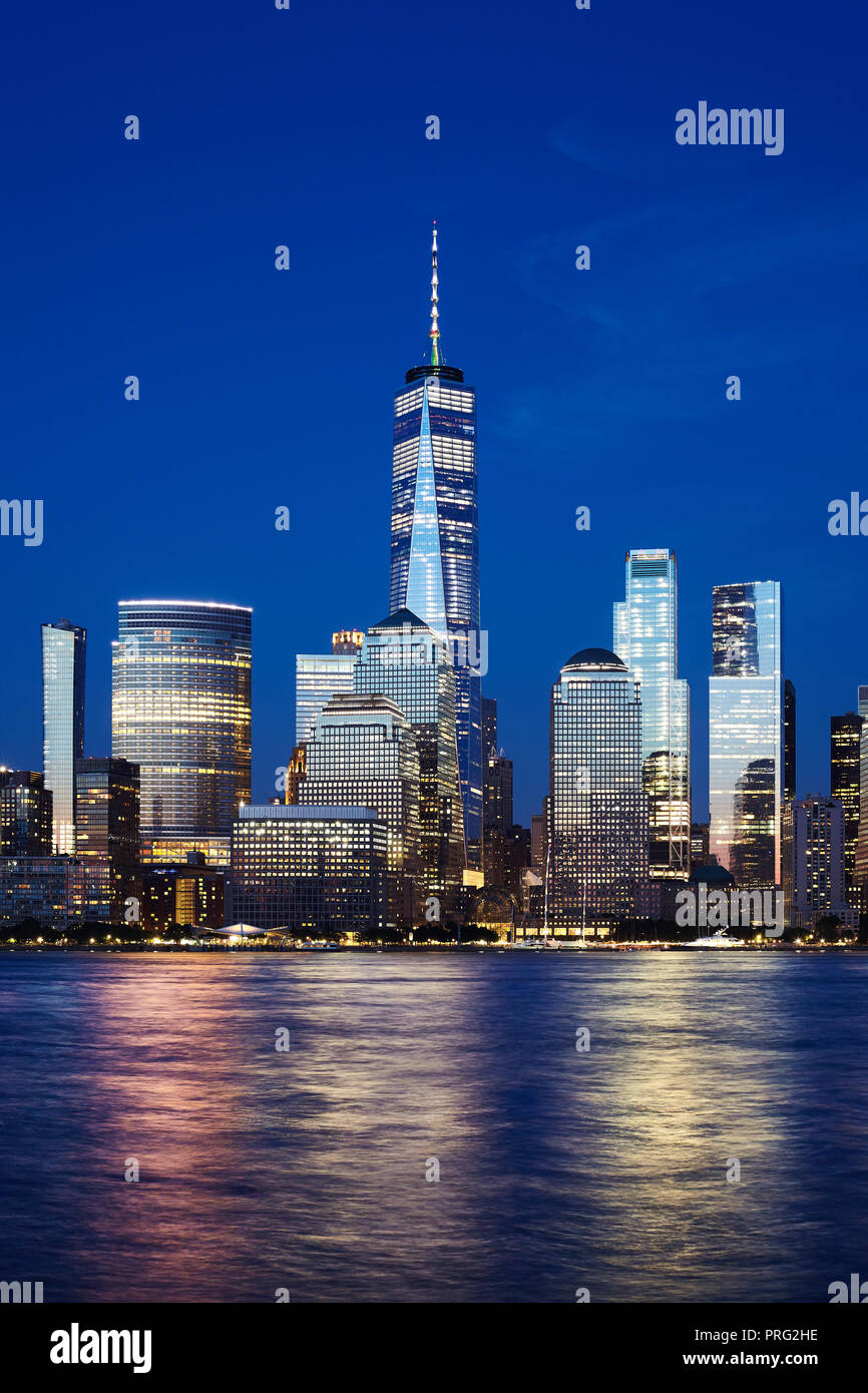 Skyline von Manhattan an der blauen Stunde, New York City, USA. Stockfoto