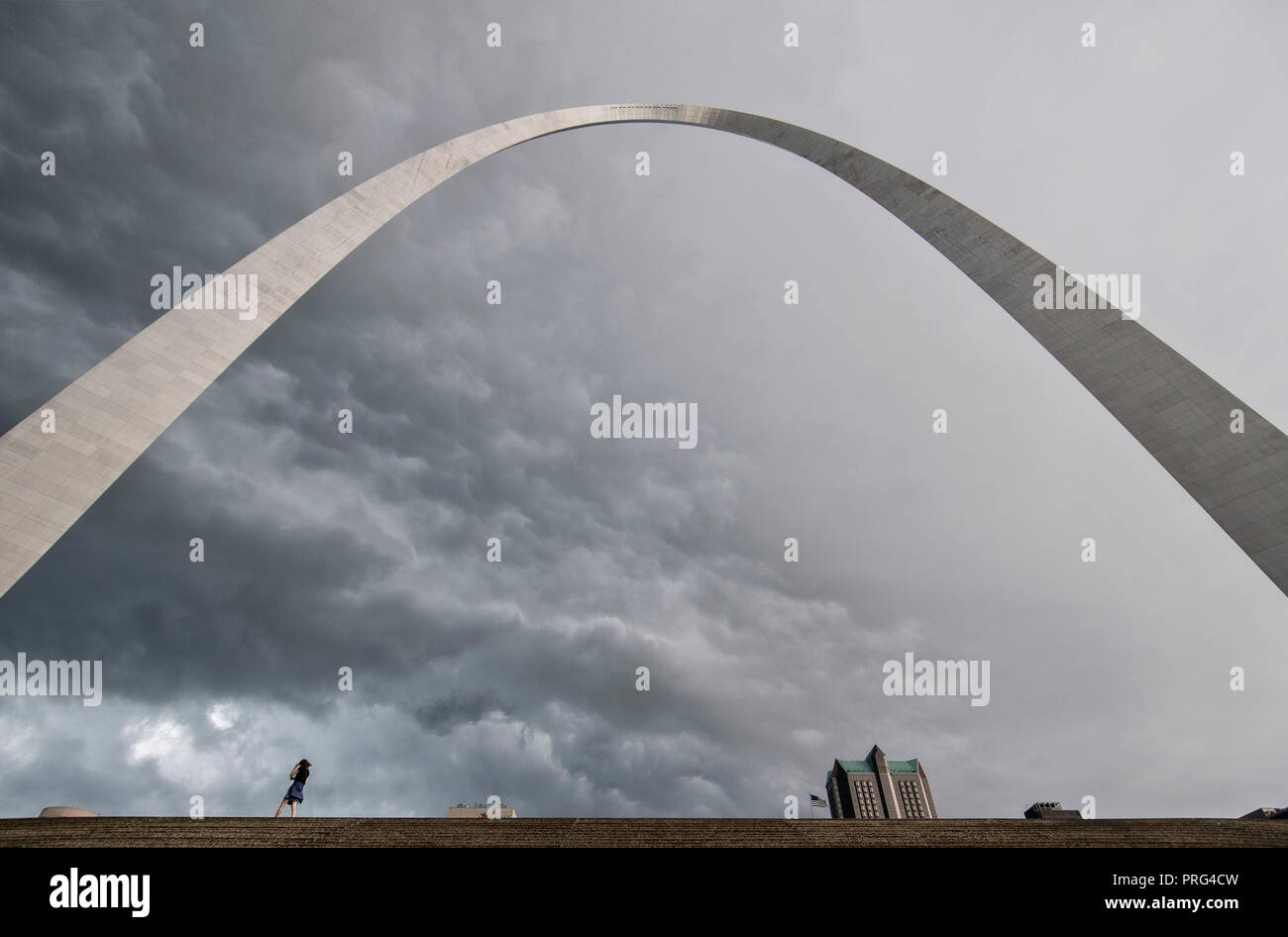 Das Wahrzeichen Gateway Arch mit Gewitterwolken, Tor zum Westen, in der Innenstadt von St. Louis, Missouri, USA Stockfoto