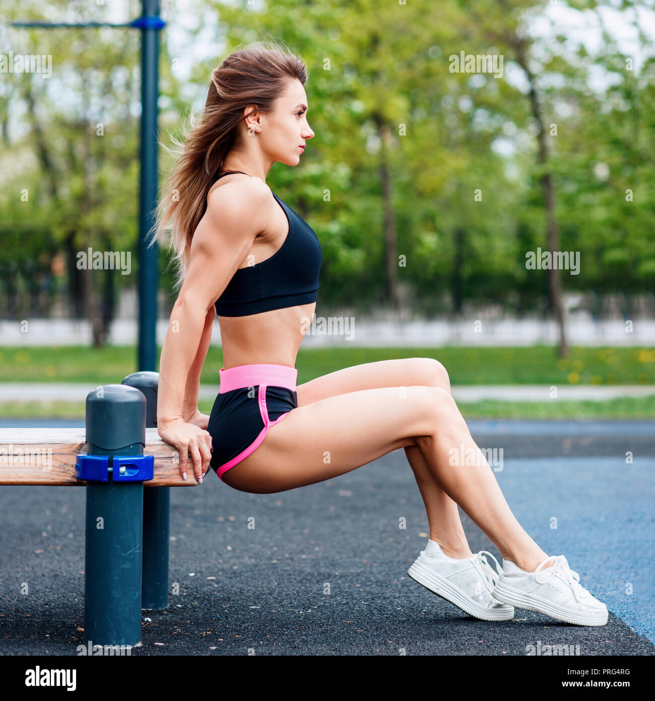 Junge sportliche Frau tun Trizeps dip-Übung auf city street Bank. Stockfoto