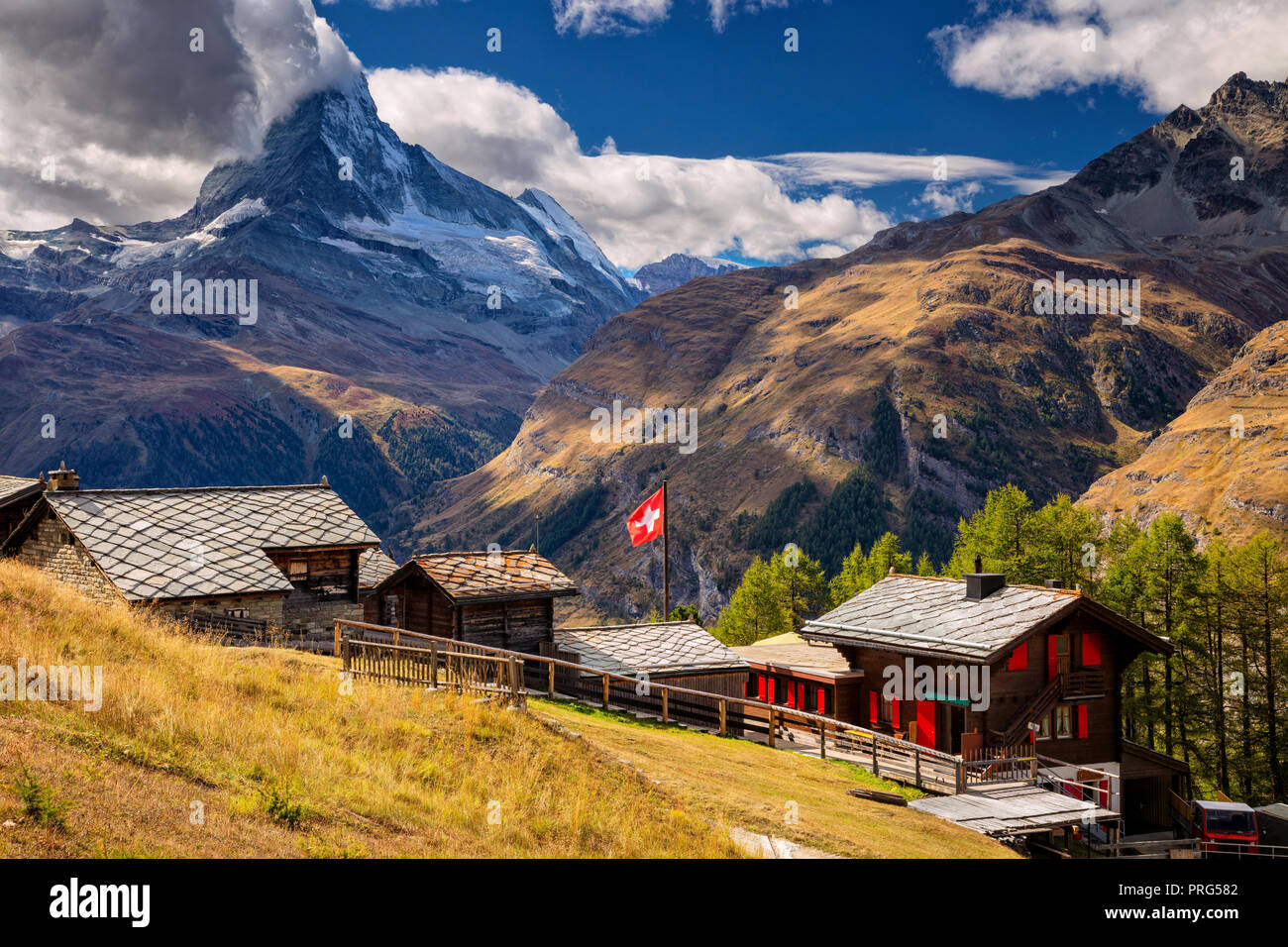 Schweizer Alpen. Landschaft Bild der Schweizer Alpen mit Blick auf das Matterhorn im Herbst morgen. Stockfoto