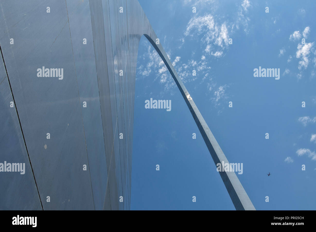 Das Wahrzeichen Gateway Arch, dem Tor zum Westen, in der Innenstadt von St. Louis, Missouri, USA Stockfoto