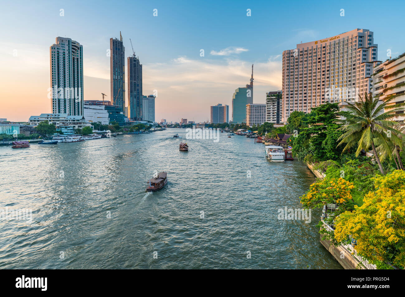 BANGKOK, THAILAND - März 20, 2018: Chaopraya River ist der größte Fluss in Thailand. Es fließt durch Bangkok und dann in den Golf von Thailand. Stockfoto