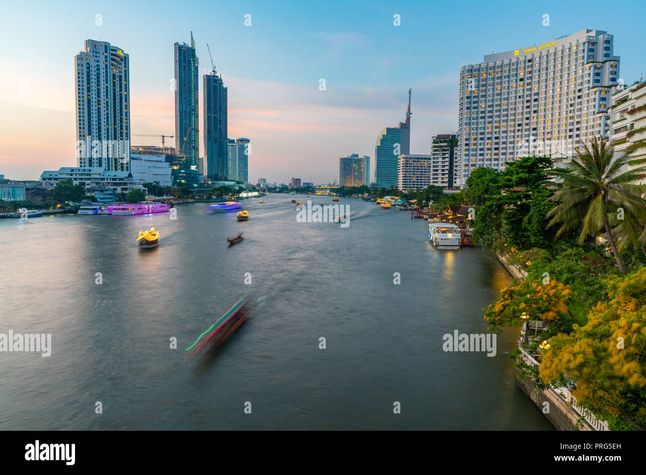 BANGKOK, THAILAND - März 20, 2018: Chaopraya River ist der größte Fluss in Thailand. Es fließt durch Bangkok und dann in den Golf von Thailand. Stockfoto