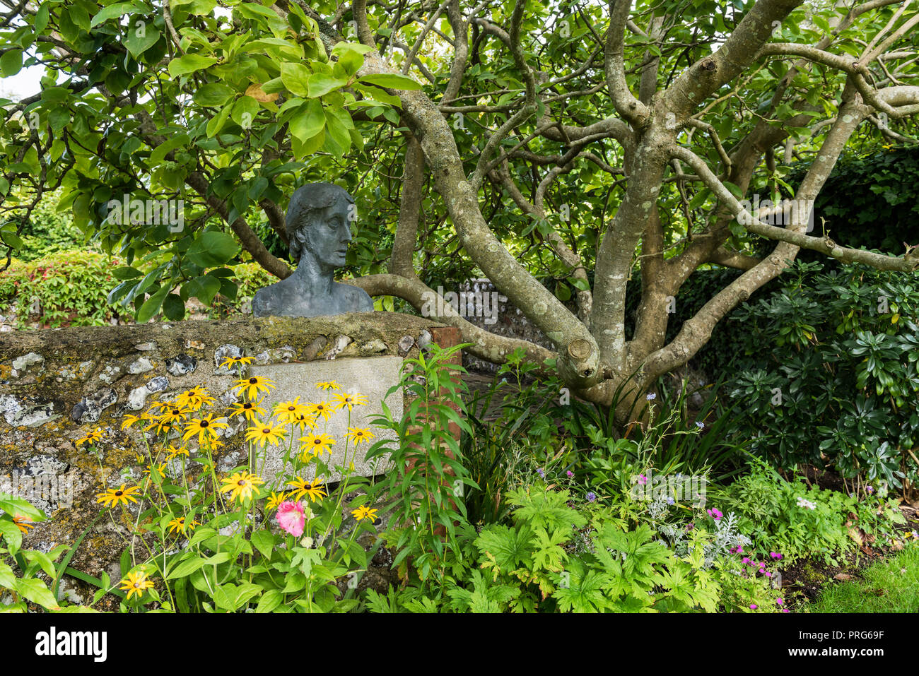 Gedenktafel und Büste von Virginia Wolfe unter Baum Stockfoto