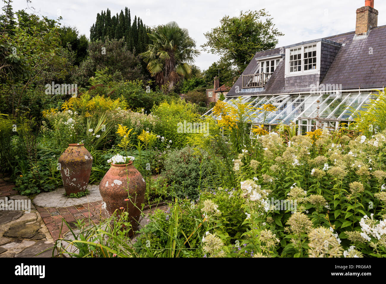 Terrakottavasen im Cottage Garten, einst die Heimat von Virgina Wolfe Stockfoto
