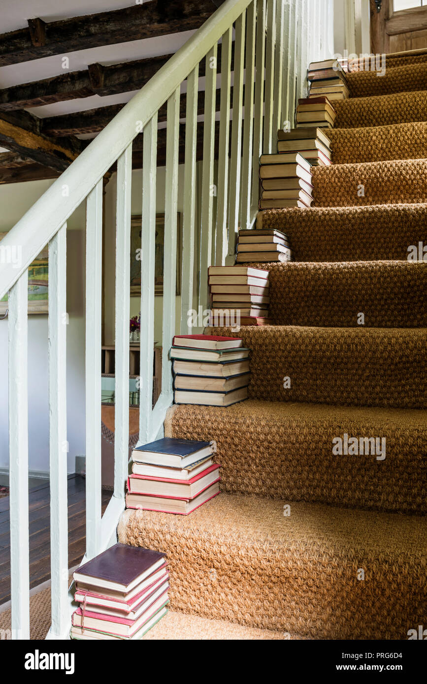 Bücher über Treppe von Cottage, einst die Heimat von Virgina Wolfe Stockfoto