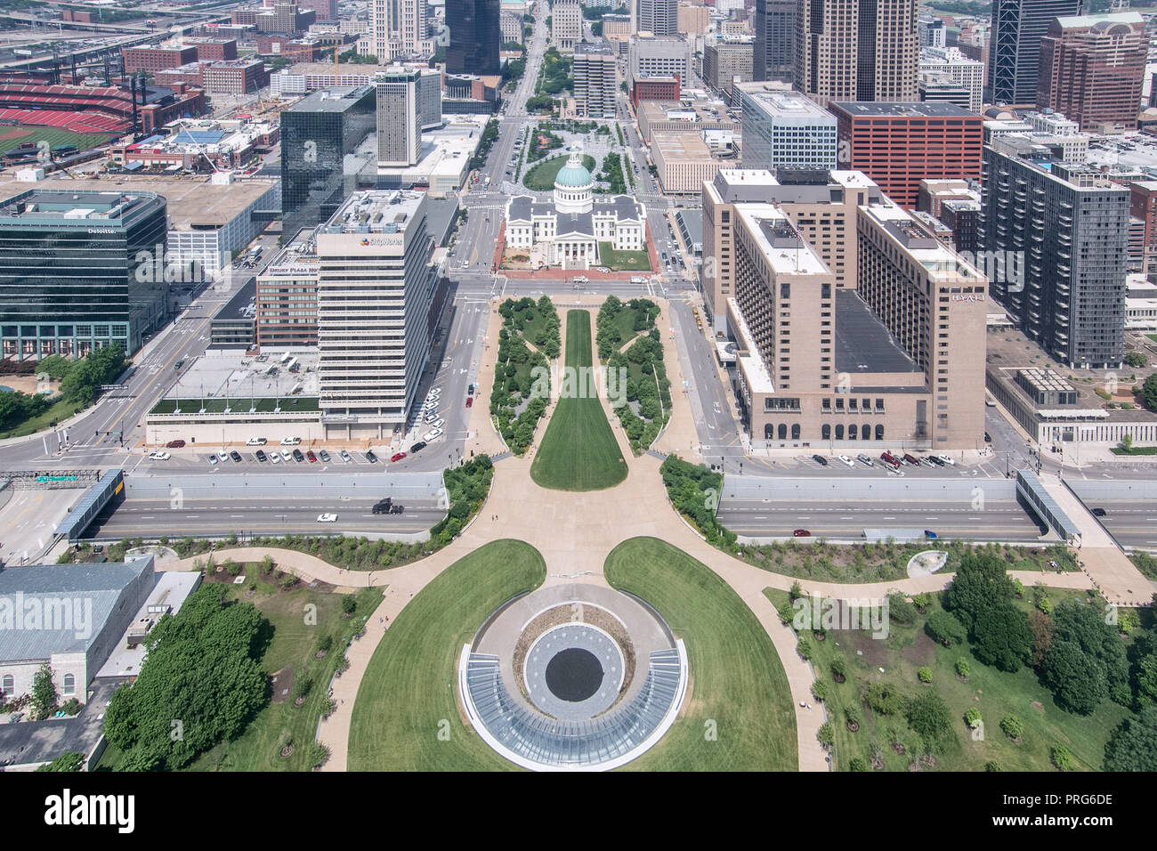 Blick auf die Innenstadt von der Sehenswürdigkeit Gateway Arch mit dem alten Gerichtsgebäude und Busch Stadium, St. Louis, Missouri, USA. Stockfoto