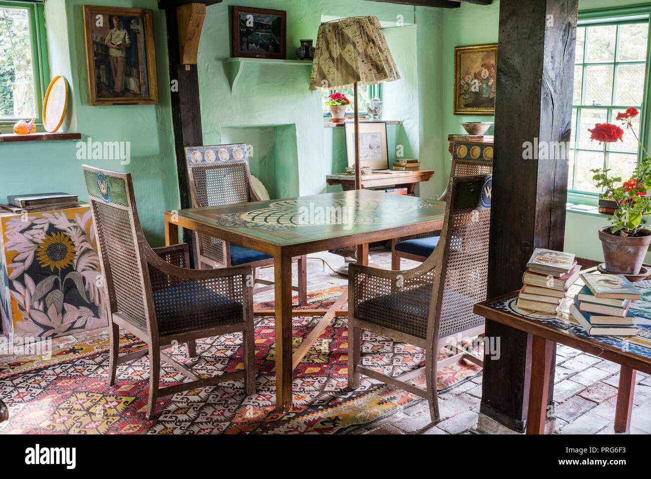 Zuckerrohr Stühle an handbemalten Tabelle im Cottage, einst die Heimat Virginia Wolfe Stockfoto