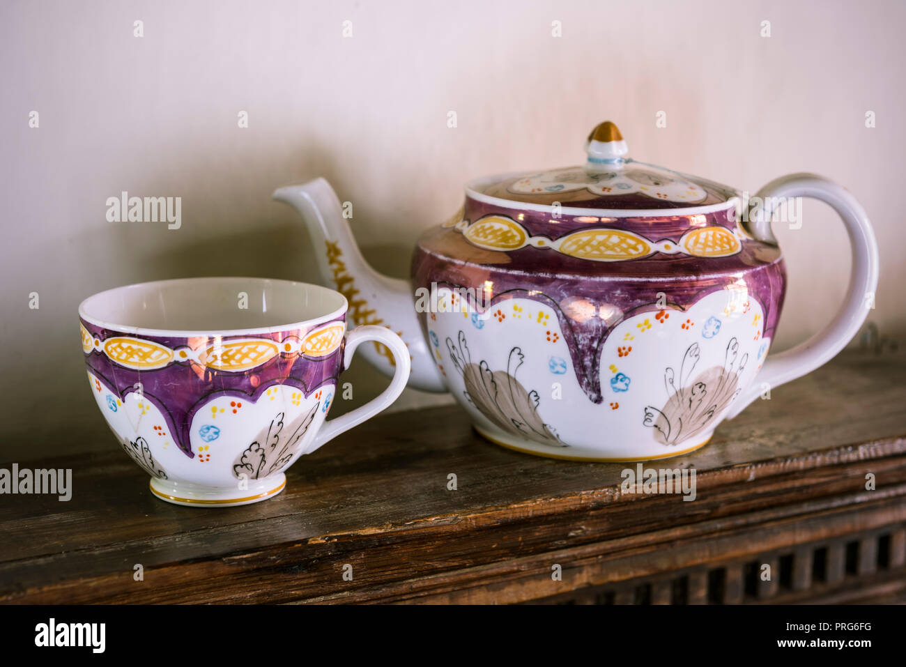 Purpur und Gold Teekanne und Schale am Kaminsims im Cottage, einst die Heimat von Virgina Wolfe Stockfoto