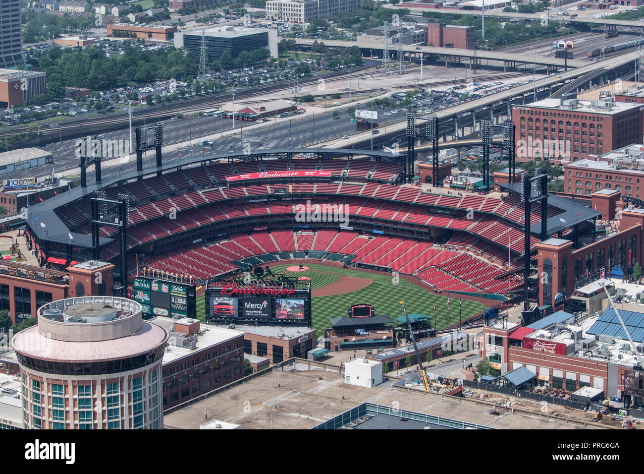 Anzeigen von Busch Stadium, Heimat der St. Louis Cardinals, von dem Wahrzeichen Gateway Arch, der Innenstadt von St. Louis, Missouri, USA. Stockfoto