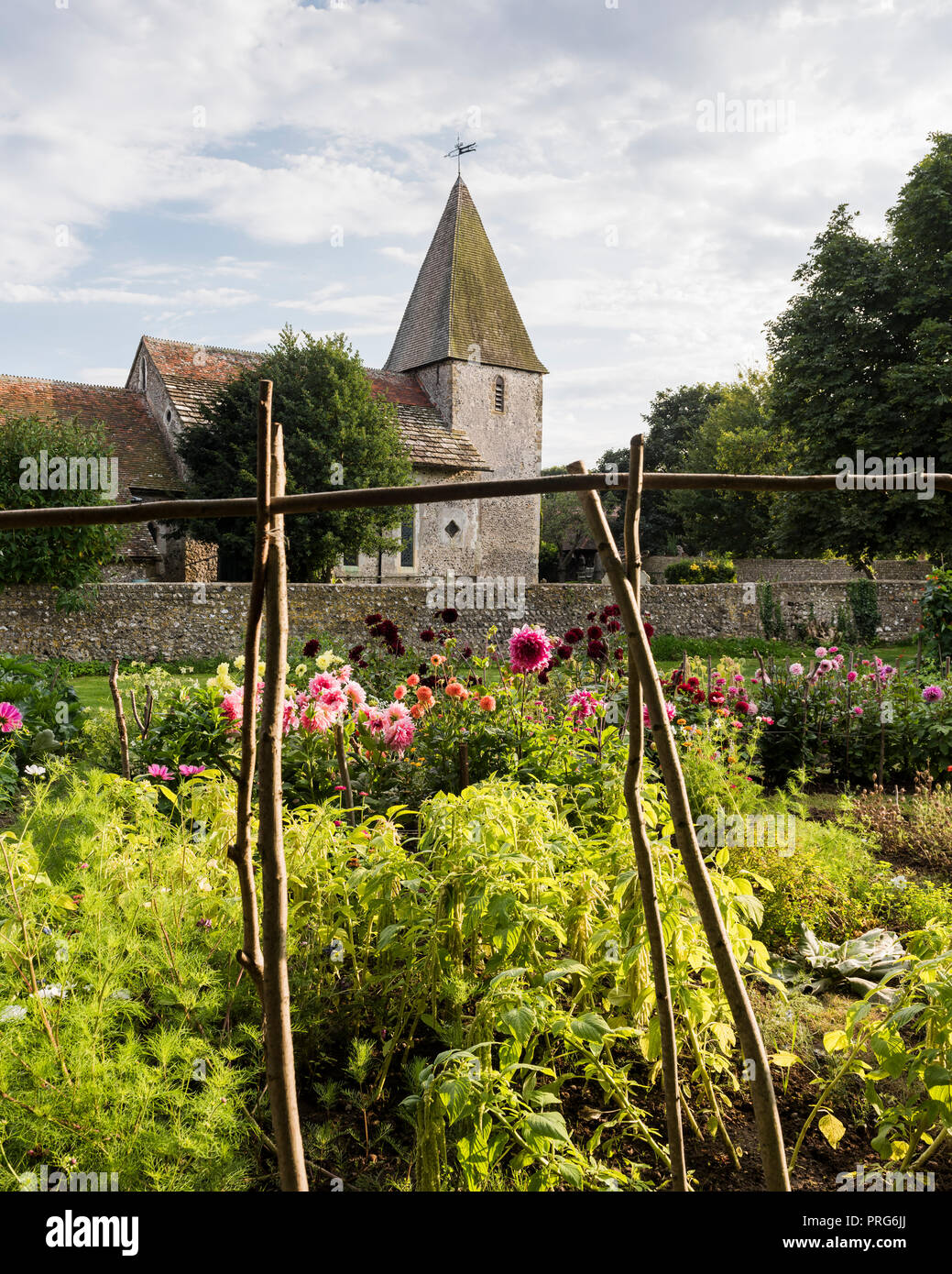 Blick auf den Garten der Kirche aus dem 12. Jahrhundert Cottage, einst die Heimat von Virgina Wolfe Stockfoto