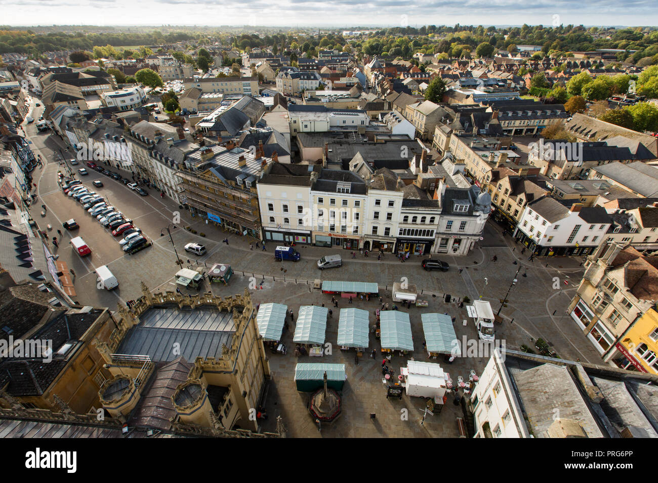 Stadtzentrum und Cirencester Cirencester Park Luftbild, von der Oberseite der Pfarrkirche fotografiert. Stockfoto