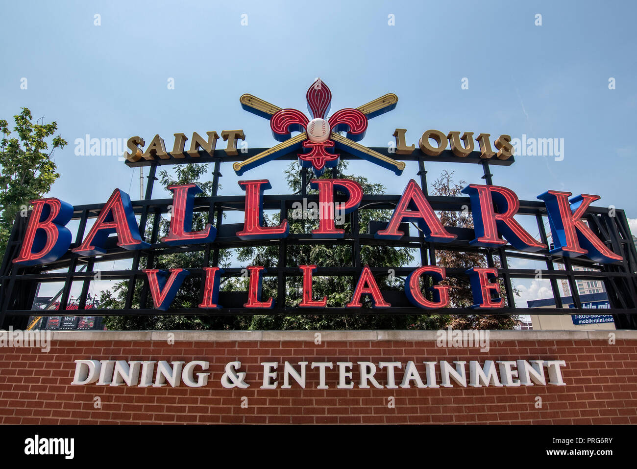 Ballpark Village, Busch Stadium, Heimat der St. Louis Cardinals, in der Innenstadt von St. Louis, Missouri, USA Stockfoto