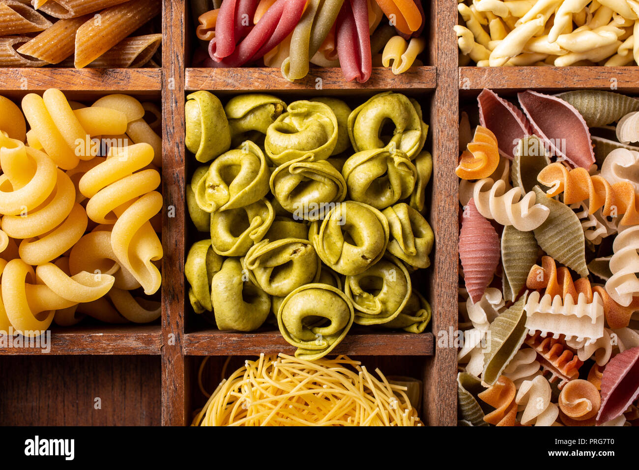 Sortierte bunte italienische Pasta in Holzkiste Stockfoto