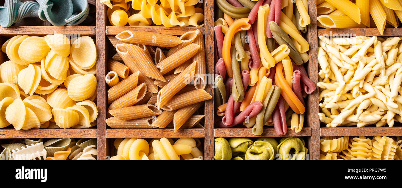 Sortierte bunte italienische Pasta in Holzkiste Stockfoto