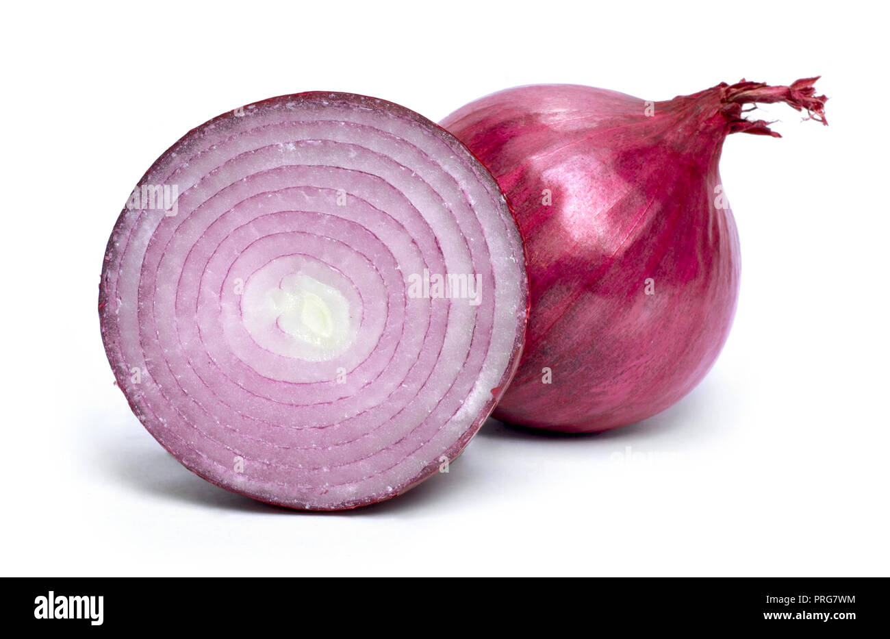 Schöne frische rote Zwiebel, in Scheiben geschnittene Gemüse. Pflanzliche oder Kochen Bestandteil, auf weißem Hintergrund. Nahaufnahme, Ansicht von oben. Stockfoto