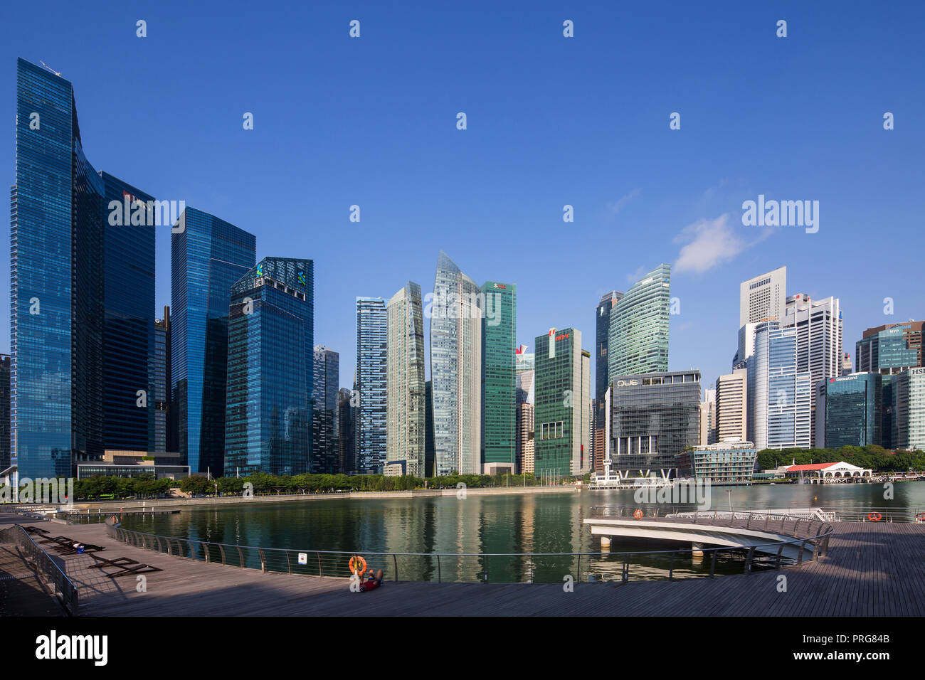 Landschaftsansicht von verschiedenen Wolkenkratzern Architektur in Singapur Stockfoto