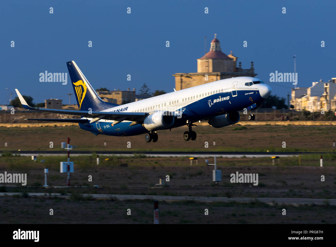 Ryanair Boeing 737-8 als [REG: EI-DCL] in speziellen Boeing Farben, in den späten Abend. Stockfoto