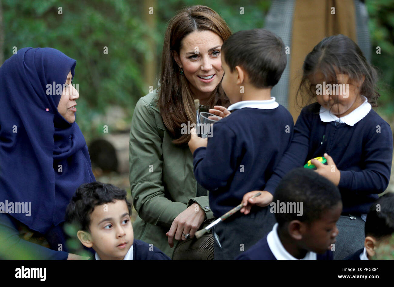 Die Herzogin von Cambridge spricht zu den Kindern an Sayers Croft Wald Schule und Wildlife Garten am Paddington Recreation Ground, London. Stockfoto