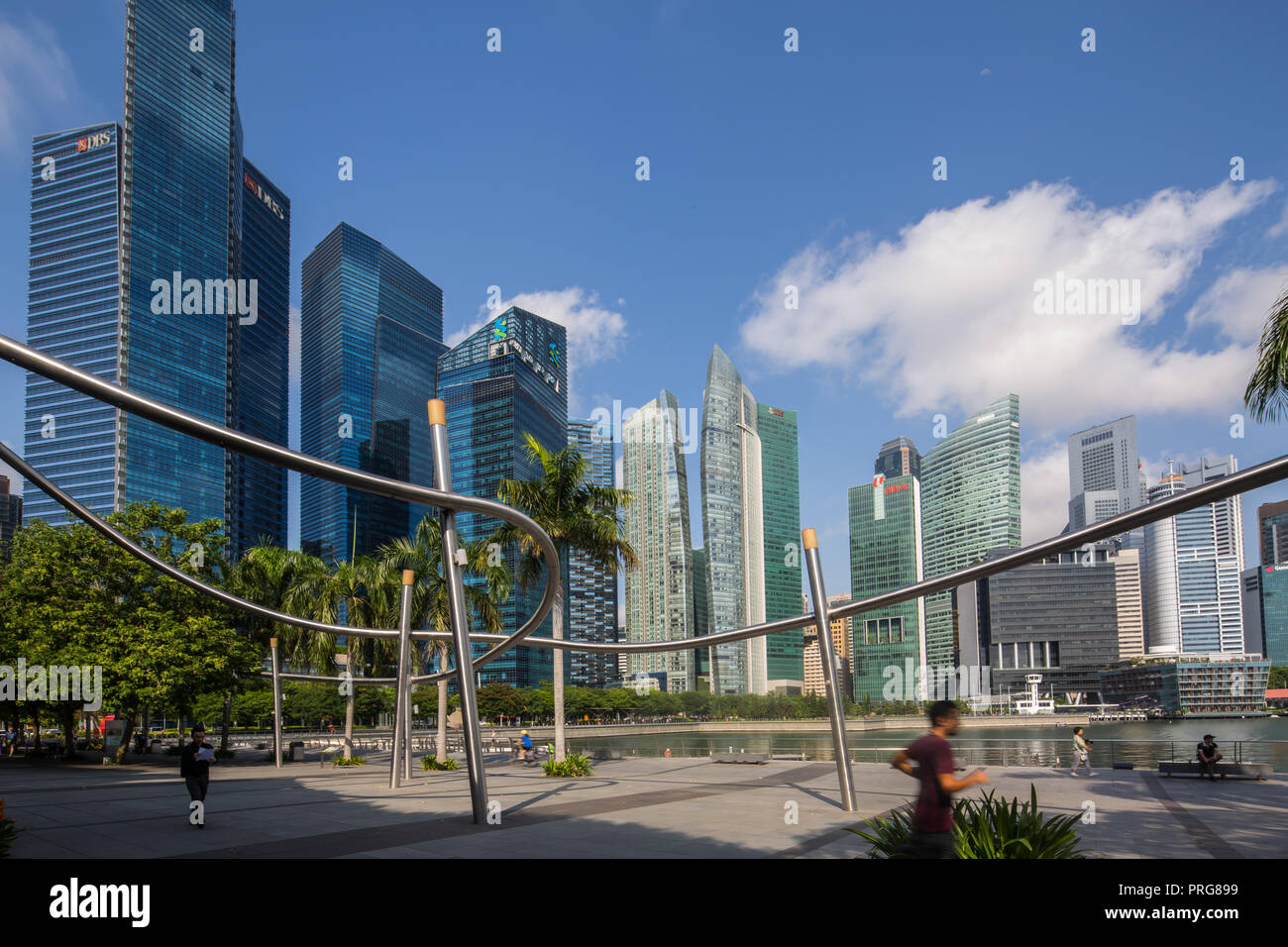 Ein Läufer Joggen um Marina Bay Financial District. Stockfoto