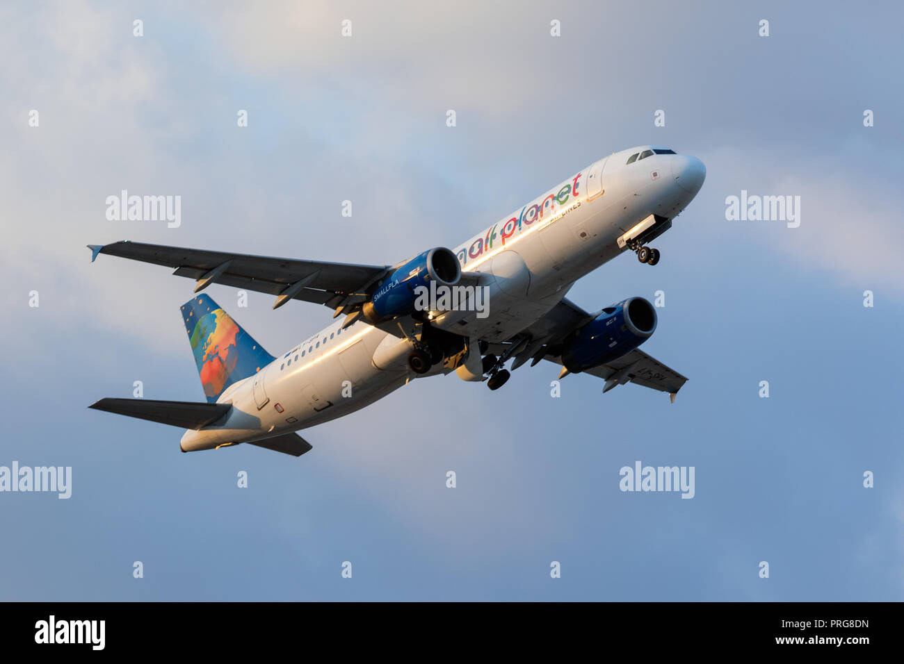 Kleine Planeten Airlines Airbus A320-232 [REG: LY-SPA] vom 13. in den späten Abend. Stockfoto