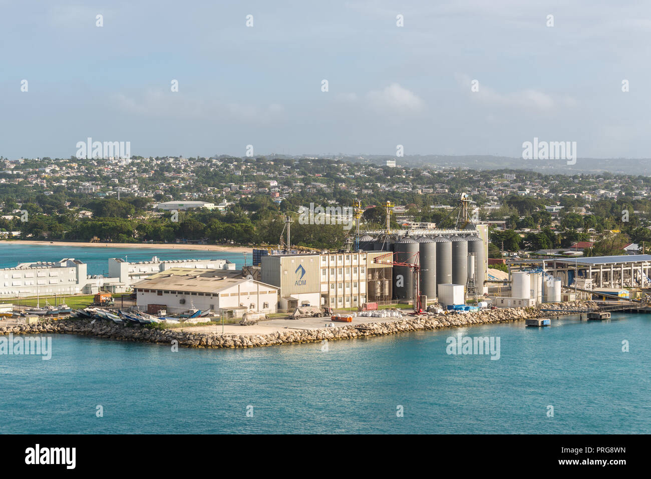 Bridgetown, Barbados - Dezember 18, 2016: Getreidesilos und Port-Infrastruktur bei Fracht Hafen von Bridgetown, Barbados, Karibik. Stockfoto