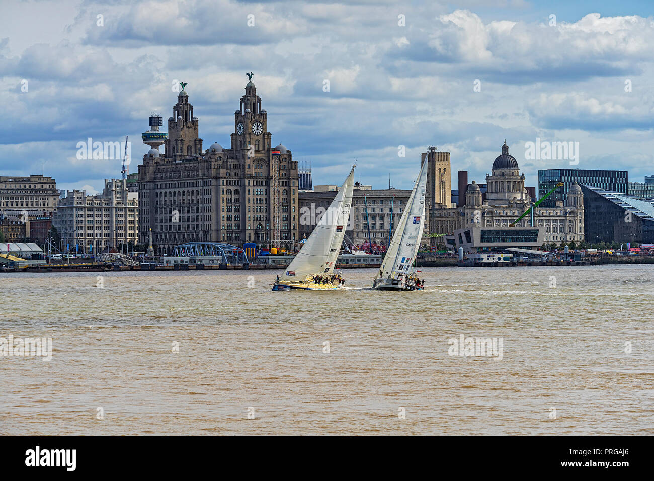 Clipper Round the World Race 2017-18 2 Yachten, die die Drei Grazien Gebäude an der Waterfront von Liverpool zeigt am Sonntag, den 20. August 2017 Stockfoto