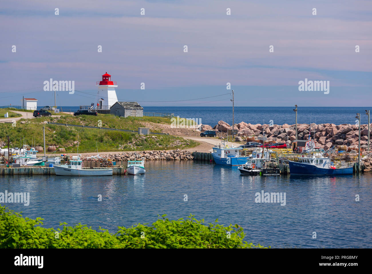 NEIL'S HAFEN, Cape Breton, Nova Scotia, Kanada - Leuchtturm im kleinen Fischerdorf. Stockfoto