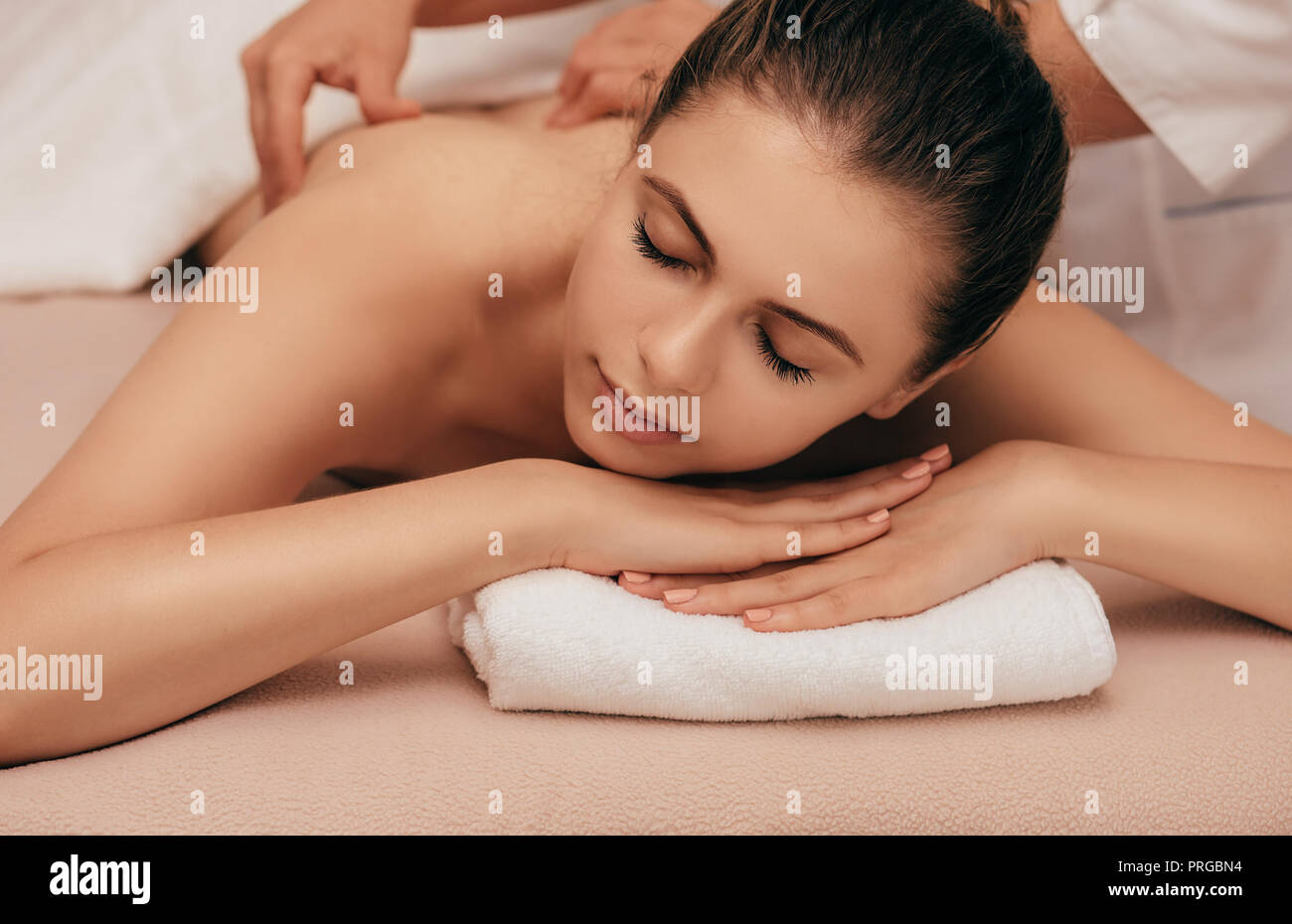 Junge Frau auf einem Massagetisch in einem Wellness Spa Salon Stockfoto
