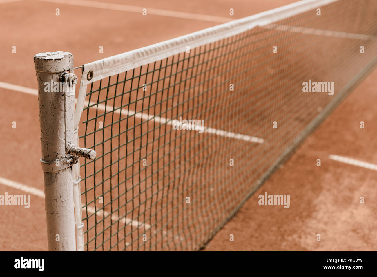 Braun Tennisplatz mit Tennis net und Markieren von Zeilen Stockfoto