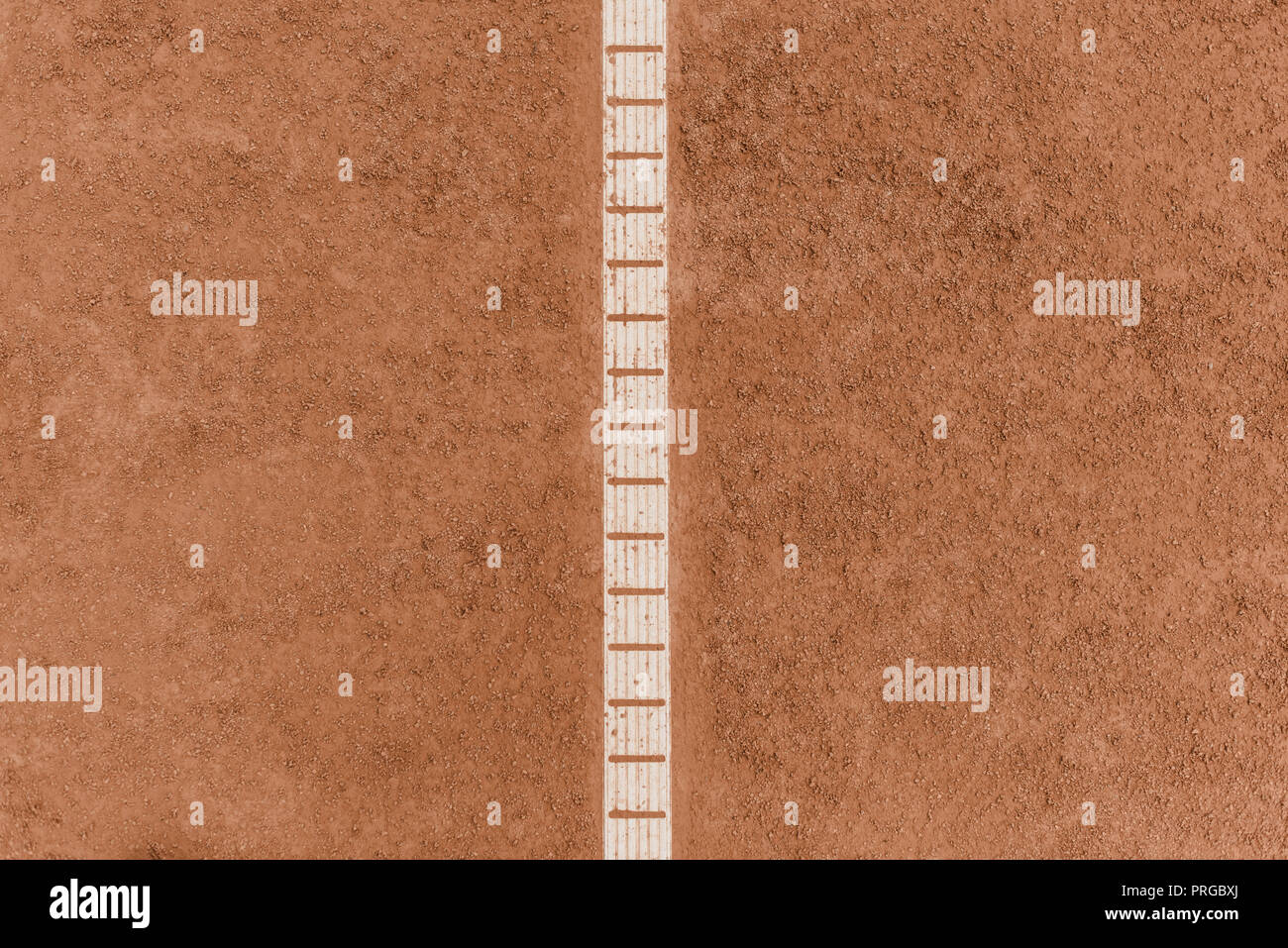 Blick von oben auf die braunen Tennisplatz mit Markierung Linien Stockfoto