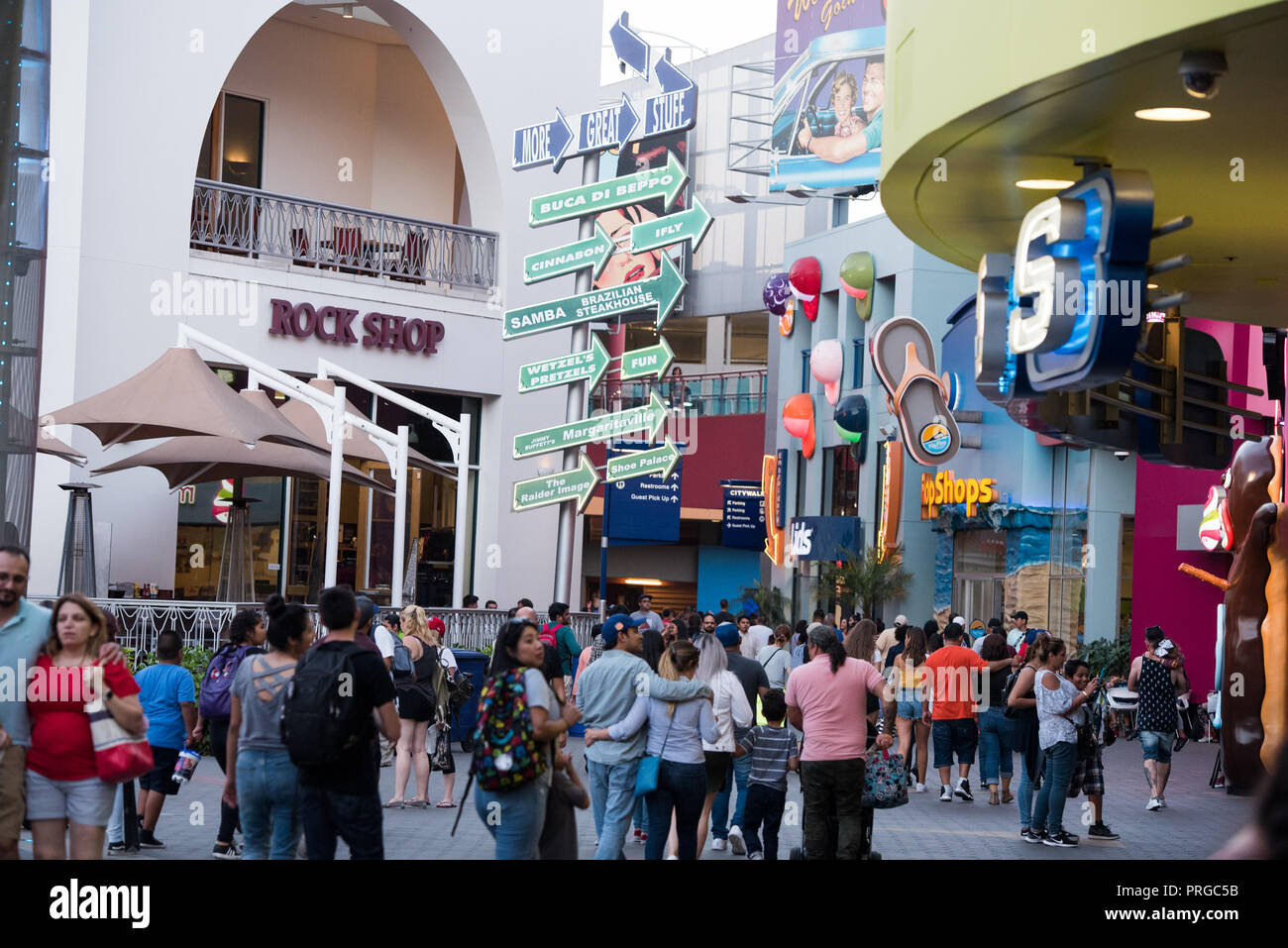 LOS ANGELES, Ca - 9/9/2018: Universal City Walk mit Touristen und Besuchern überfüllt. Stockfoto