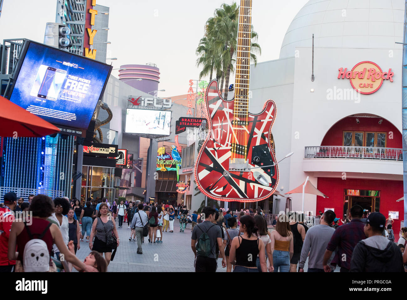 LOS ANGELES, Ca - 9/9/2018: Universal City Walk mit Touristen und Besuchern überfüllt. Stockfoto