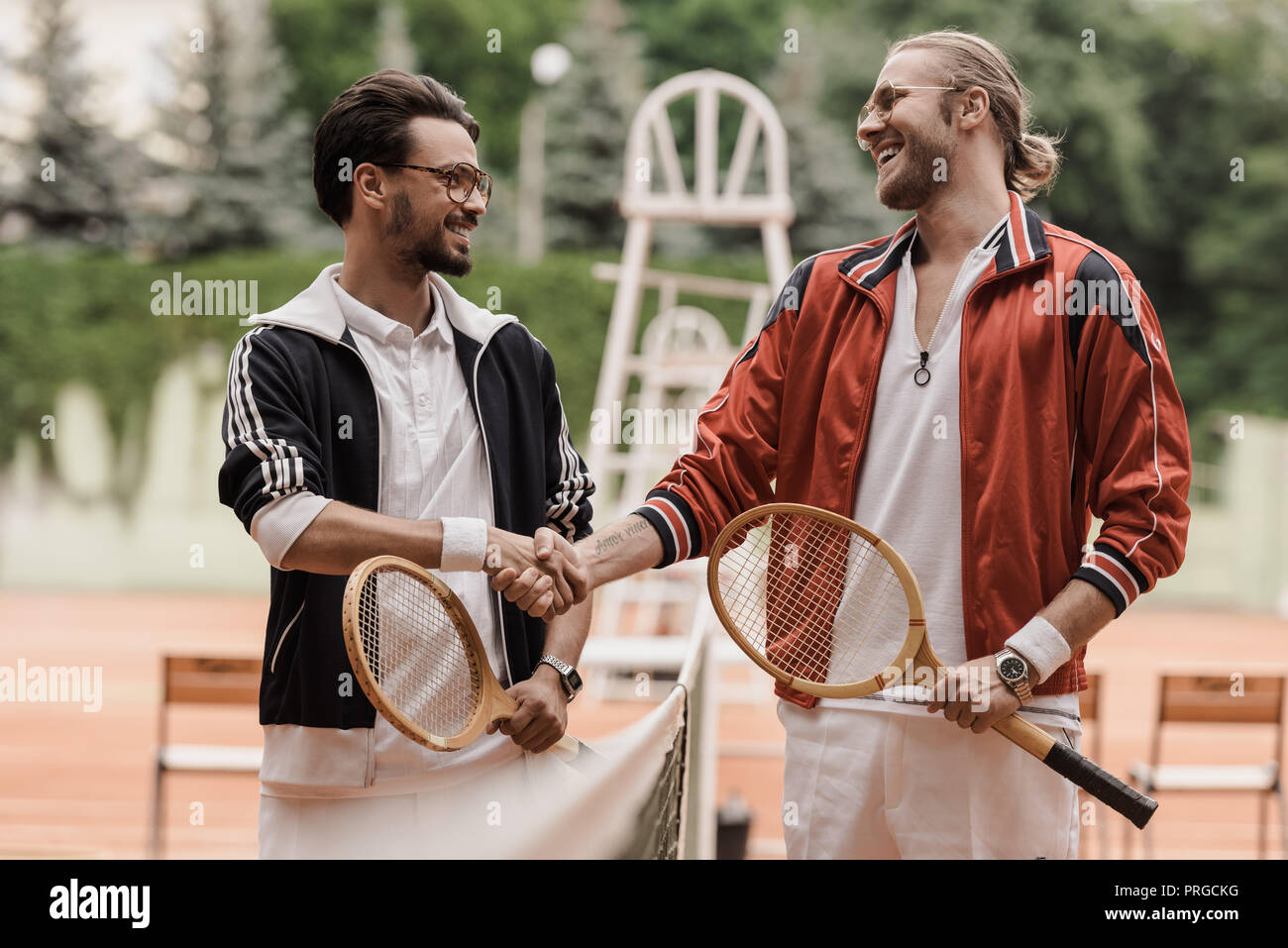 Glücklich im Retrostil tennis Spieler Hände schütteln am Tennisplatz Stockfoto