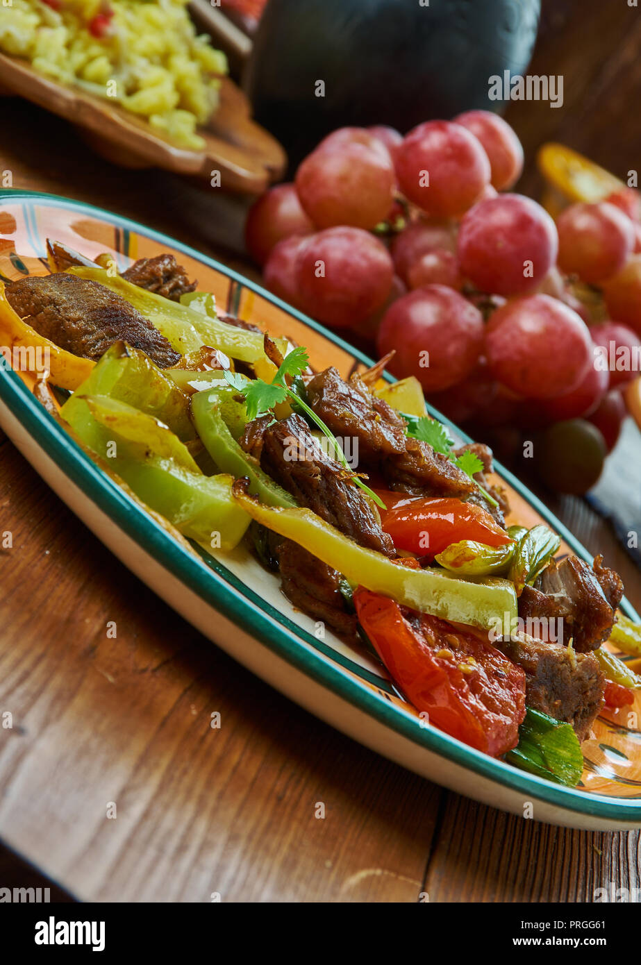 Ker-u-sus, armenische Küche, Gericht mit gebratenem Rindfleisch skirt Steak und Paprika, Traditionelle verschiedene Gerichte, Ansicht von oben. Stockfoto