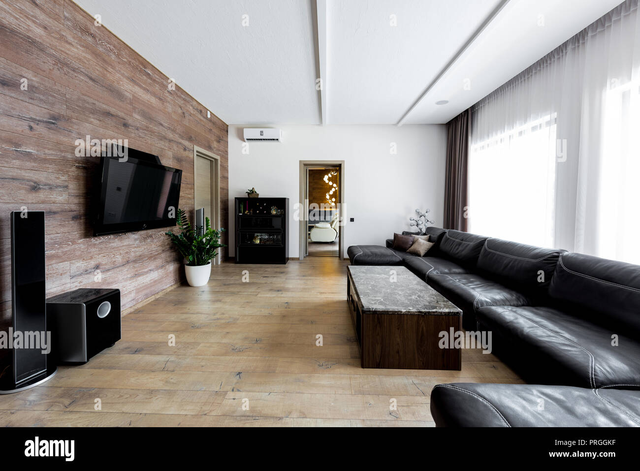 Innenansicht der leeren modernes Wohnzimmer mit Sofa und Fernseher Stockfoto