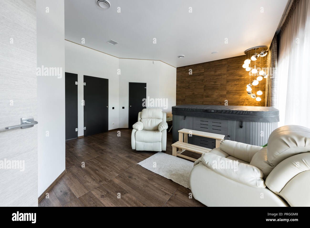 Innenansicht der modernen Zimmer mit Sesseln und Jacuzzi in Spa Stockfoto