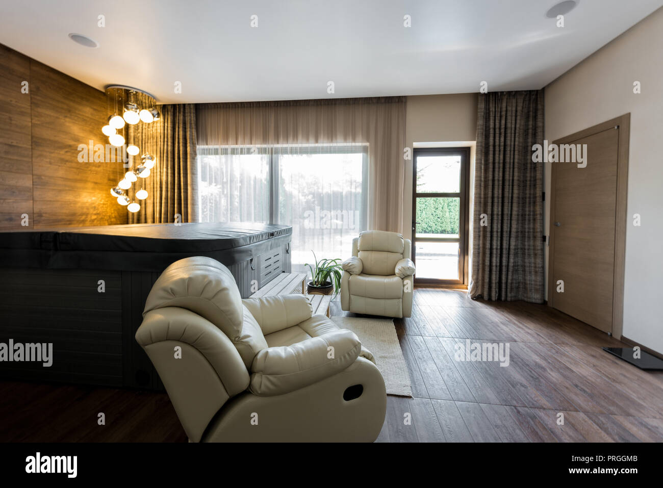 Innere leere moderne Zimmer mit Sesseln und Jacuzzi in Spa Stockfoto