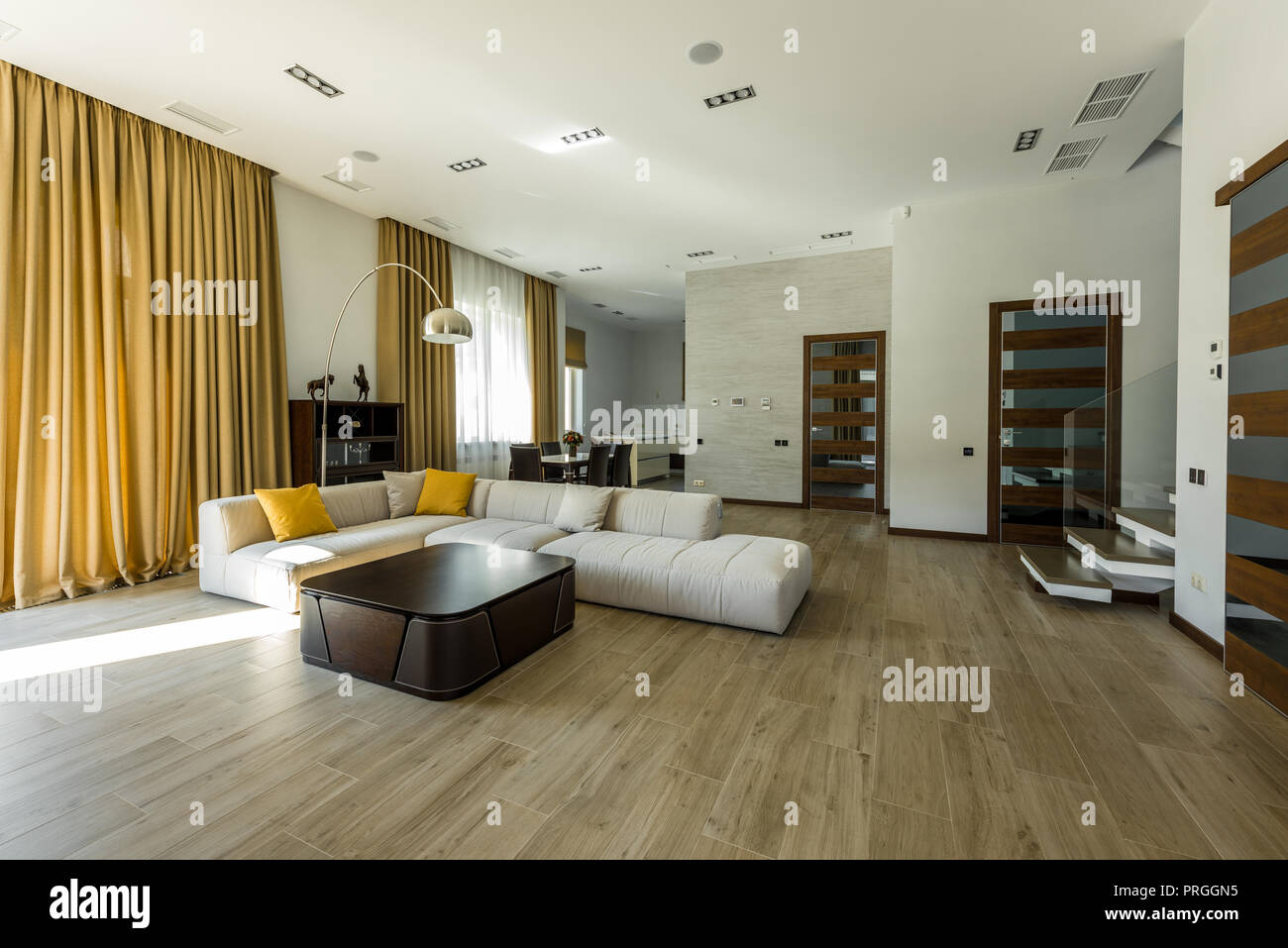 Innenansicht der leeren modernes Wohnzimmer mit Sofa und Tisch Stockfoto