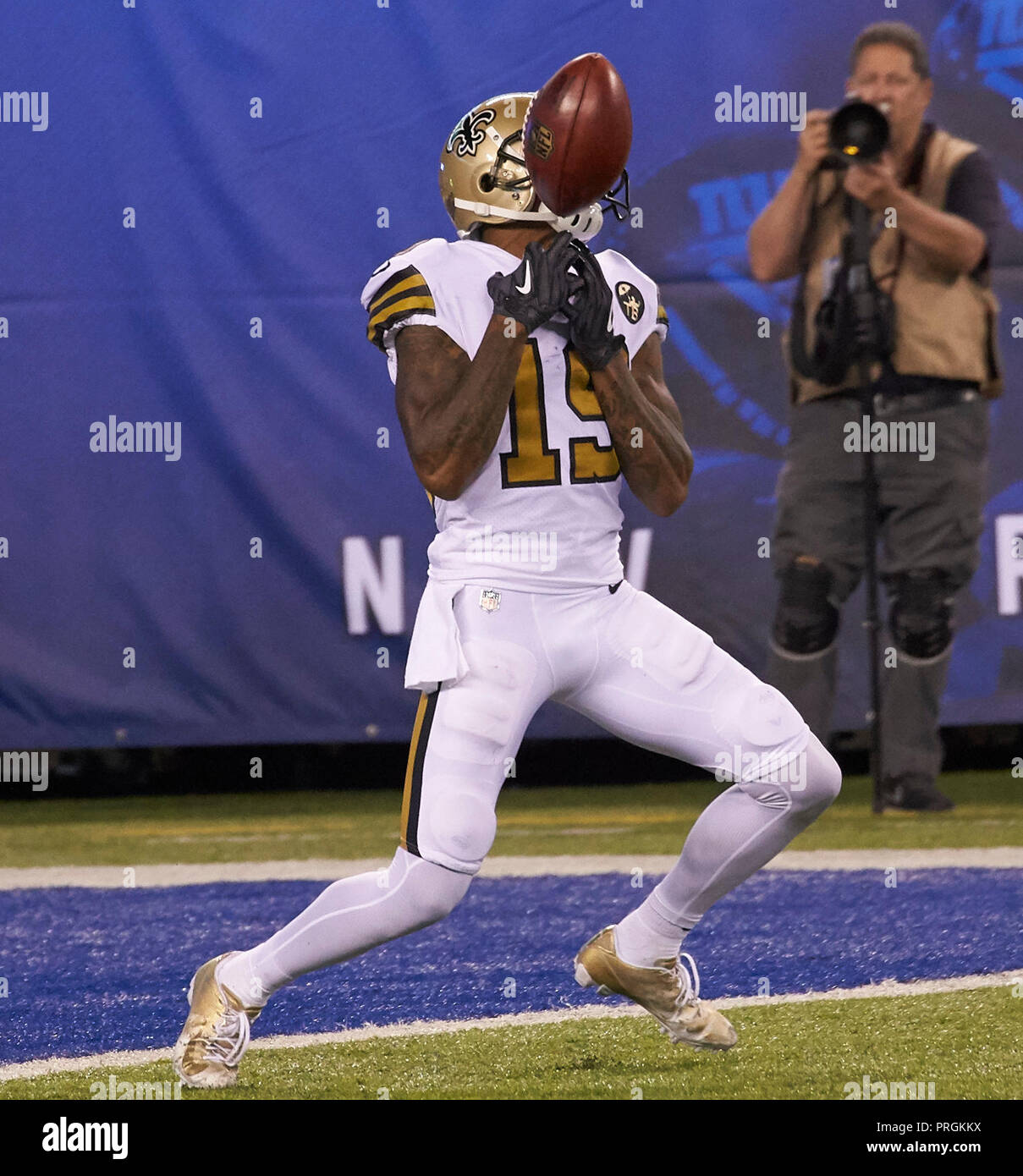 Oktober 2, 2018 - East Rutherford, New Jersey, USA - New Orleans Saints kickoff returner Ted Ginn (19) ungeschickte Versuche bei einem NFL Spiel zwischen den New Orlean Heiligen und die New York Giants bei MetLife Stadium in East Rutherford, New Jersey. Die Heiligen die Riesen besiegte 33-18. Duncan Williams/CSM Stockfoto