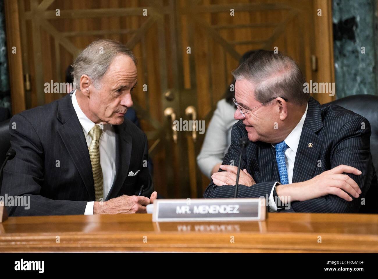 United States Senator Tom Carper (Demokrat von Delaware), links, und US-Senator Bob Menéndez (Demokrat von New Jersey), rechts, Converse vor Andrew M. Saul, testimonybefore der Senat der Vereinigten Staaten Ausschuss für Finanzen über seine Nominierung Kommissar zu der sozialen Sicherheit in Washington, DC am Dienstag, 2. Oktober 2018. Credit: Ron Sachs/CNP/MediaPunch Stockfoto