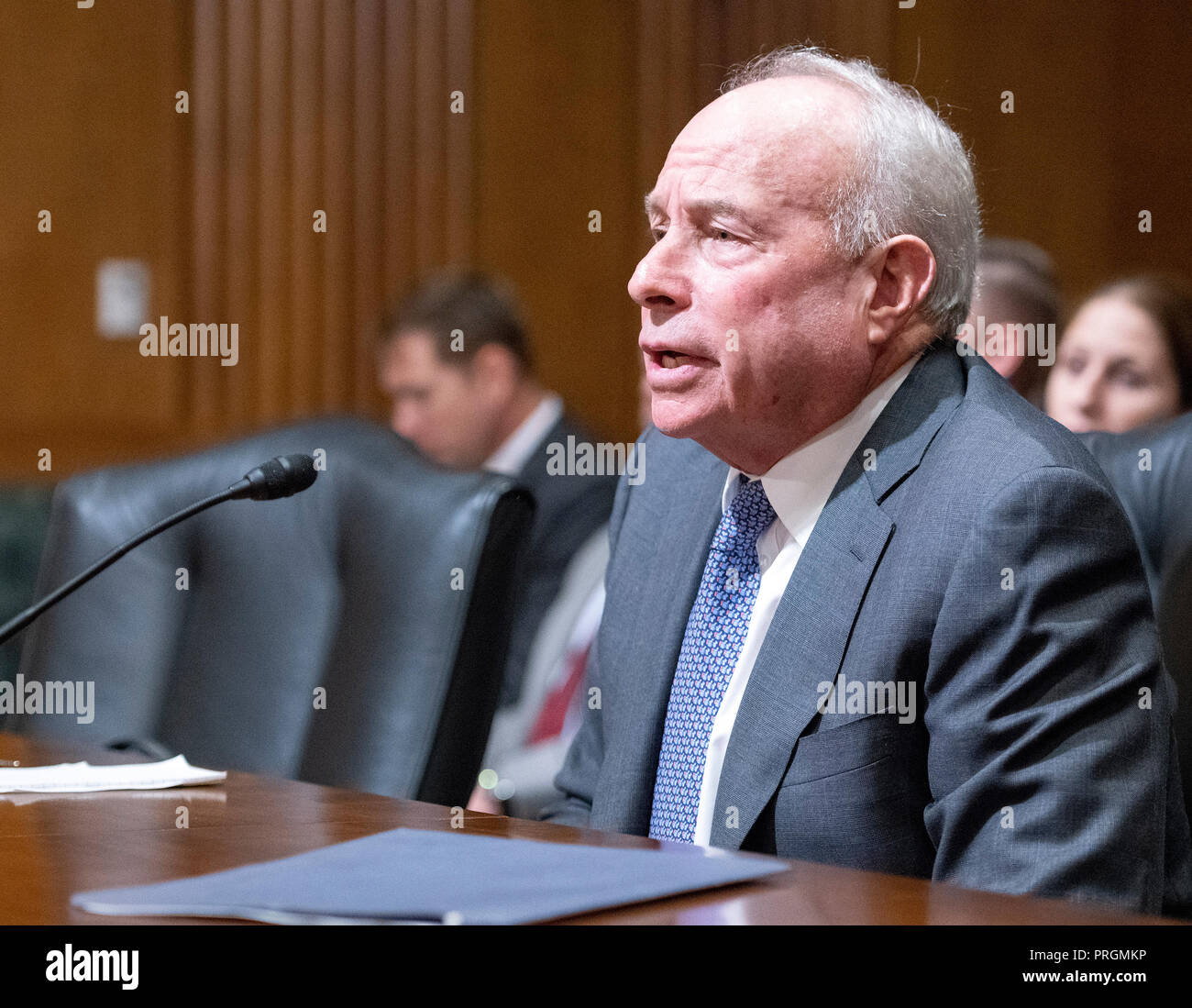 Andrew M. Saul bezeugt vor den Senat der Vereinigten Staaten Ausschuss für Finanzen über seine Nominierung Kommissar zu der sozialen Sicherheit in Washington, DC am Dienstag, 2. Oktober 2018. Credit: Ron Sachs/CNP/MediaPunch Stockfoto