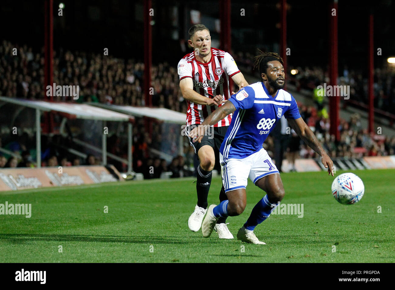 London, Großbritannien. 2. Oktober, 2018. Henrik Dalsgaard von Brentford schließt Jacques Maghoma von Birmingham City während der efl Sky Bet Championship Match zwischen Brentford und Birmingham City bei Griffin Park, London, England am 2. Oktober 2018. Foto von Carlton Myrie. Nur die redaktionelle Nutzung, eine Lizenz für die gewerbliche Nutzung erforderlich. Keine Verwendung in Wetten, Spiele oder einer einzelnen Verein/Liga/player Publikationen. Credit: UK Sport Pics Ltd/Alamy leben Nachrichten Stockfoto