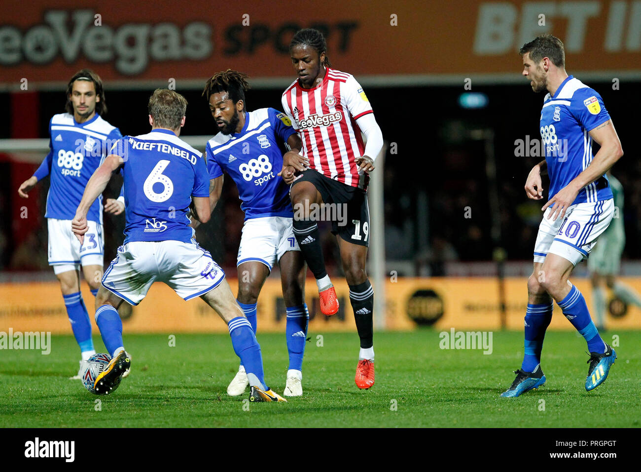 London, Großbritannien. 2. Oktober, 2018. Romaine Säger von Brentford unter Druck während der efl Sky Bet Championship Match zwischen Brentford und Birmingham City bei Griffin Park, London, England am 2. Oktober 2018. Foto von Carlton Myrie. Nur die redaktionelle Nutzung, eine Lizenz für die gewerbliche Nutzung erforderlich. Keine Verwendung in Wetten, Spiele oder einer einzelnen Verein/Liga/player Publikationen. Credit: UK Sport Pics Ltd/Alamy leben Nachrichten Stockfoto