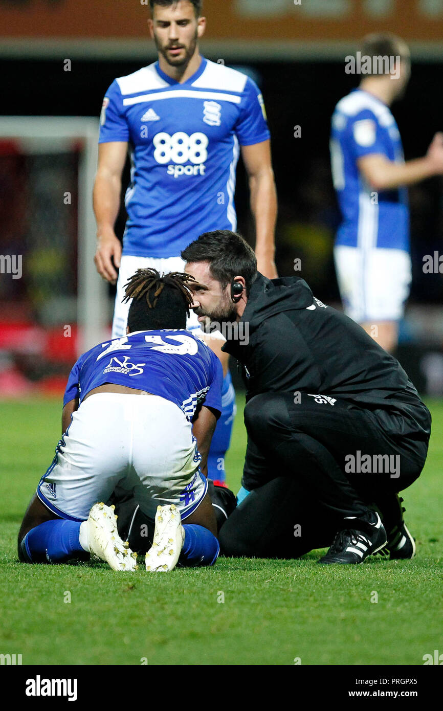 London, Großbritannien. 2. Oktober, 2018. Jacques Maghoma von Birmingham City braucht Zeit, nachdem eine Kugel ihn in einem persönlichen Bereich während der efl Sky Bet Championship Match zwischen Brentford und Birmingham City bei Griffin Park, London, England am 2. Oktober 2018 getroffen. Foto von Carlton Myrie. Nur die redaktionelle Nutzung, eine Lizenz für die gewerbliche Nutzung erforderlich. Keine Verwendung in Wetten, Spiele oder einer einzelnen Verein/Liga/player Publikationen. Credit: UK Sport Pics Ltd/Alamy leben Nachrichten Stockfoto