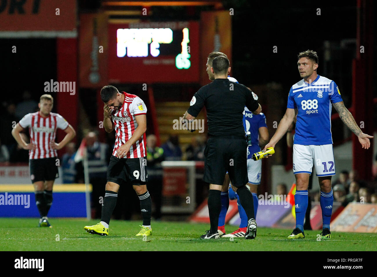 London, Großbritannien. 2. Oktober, 2018. Neal Maupay von Brentford Krankenschwestern sein verletztes Auge während der efl Sky Bet Championship Match zwischen Brentford und Birmingham City bei Griffin Park, London, England am 2. Oktober 2018. Foto von Carlton Myrie. Nur die redaktionelle Nutzung, eine Lizenz für die gewerbliche Nutzung erforderlich. Keine Verwendung in Wetten, Spiele oder einer einzelnen Verein/Liga/player Publikationen. Credit: UK Sport Pics Ltd/Alamy leben Nachrichten Stockfoto